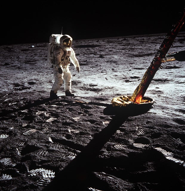 apollo11-aldrinleg.jpg 