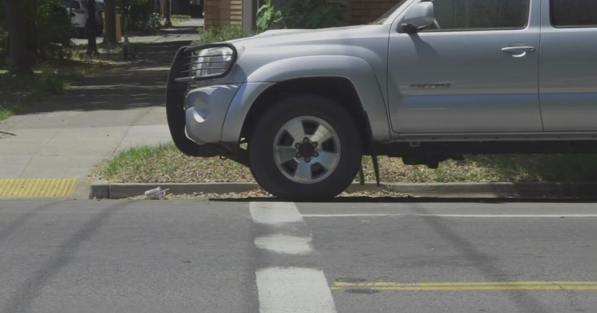Sacramento stalls on enforcing daylighting law aimed at improving pedestrians safety 